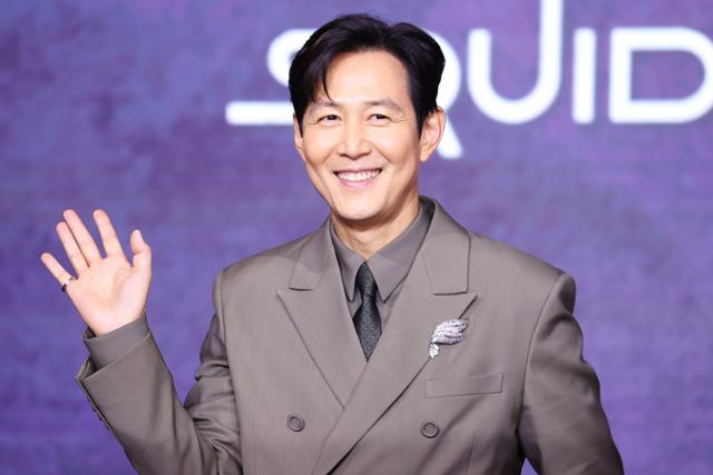 배우 이정재가 9일 서울 용산구 서울드래곤시티에서 열린 넷플릭스 글로벌 흥행작 '오징어 게임' 시즌3 제작발표회에서 포즈를 취하고 있다. 연합뉴스
