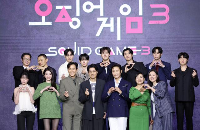 9일 서울 용산구 서울드래곤시티에서 열린 넷플릭스 시리즈 오징어 게임 시즌3 제작발표회에서 황동혁 감독과 배우들이 포즈를 취하고 있다. 뉴스1
