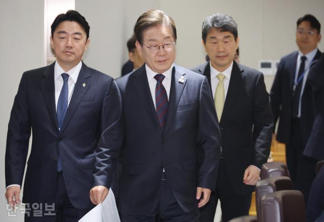 이재명 대통령이 10일 서울 용산 대통령실에서 열린 국무회의에 입장하고 있다. 대통령실통신사진기자단