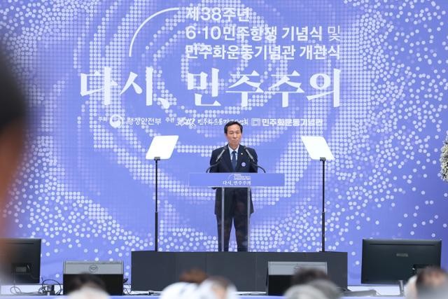 李 <b>대통령</b> "<b>민주주의</b> 저절로 유지되지 않아"... 6·10 항쟁 <b>기념</b>사