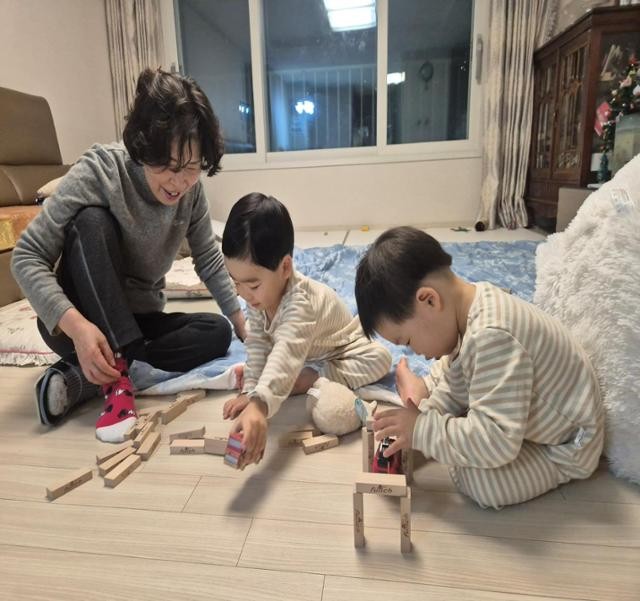 일하는 부모 대신 할머니·할아버지 손에 자라는 아이들