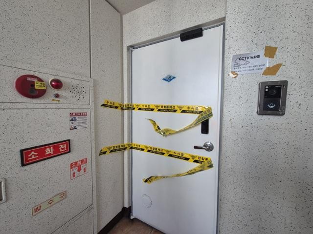 신변보호 50대 여성 집에서 살해...가스관 타고 6층 오른 40대 용의자 도주