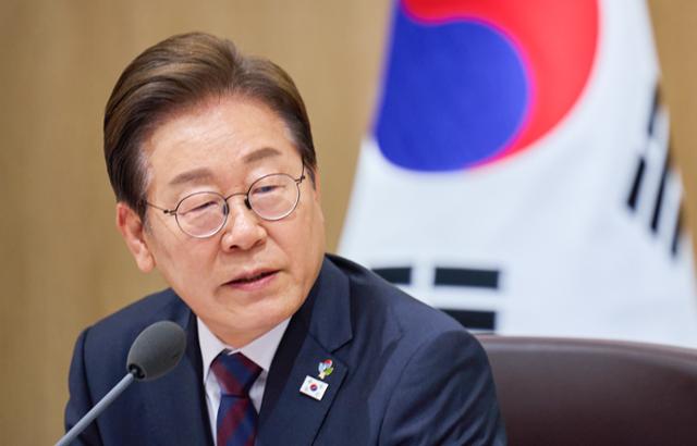 이재명 대통령이 10일 서울 용산구 대통령실 청사에서 열린 국무회의에서 모두발언을 하고 있다. 뉴스1
