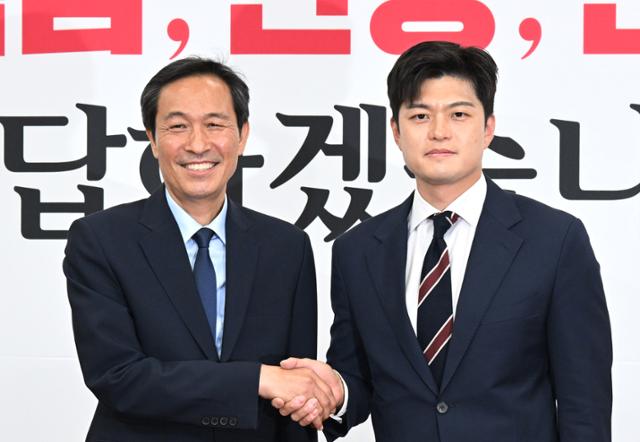 김용태(오른쪽) 국민의힘 비상대책위원장이 10일 국회에서 우상호 대통령비서실 정무수석과 만나 악수하고 있다. 고영권 기자