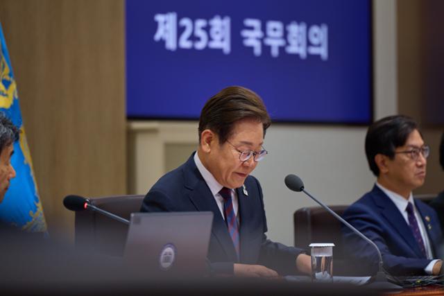이재명 대통령이 10일 서울 용산구 대통령실 청사에서 열린 국무회의를 주재하고 있다. 대통령실 제공
