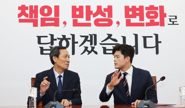 김용태(오른쪽) 국민의힘 비상대책위원장이 10일 국회에서 우상호 대통령비서실 정무수석과 만나 대화하고 있다. 고영권 기자