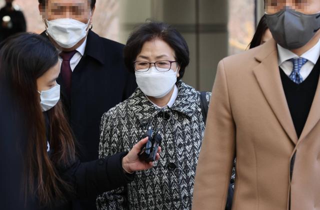 환경부 블랙리스트 사건으로 재판에 넘겨진 김은경 전 환경부 장관이 2021년 2월 9일 서초구 서울중앙지방법원에서 열린 직권남용 권리행사방해 혐의에 관한 선고 공판에 출석하기 위해 법정으로 향하고 있다. 연합뉴스