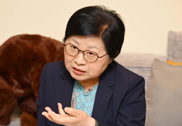 9일 한국일보와 인터뷰 중인 정현백 성균관대 사학과 명예교수의 모습. 문재인 정부 초대 여성가족부 장관을 지낸 그는 "여가부 존폐 논쟁을 막기 위해 성평등가족청소년부로의 부처 개편·확대가 필요하다"고 강조했다. 최주