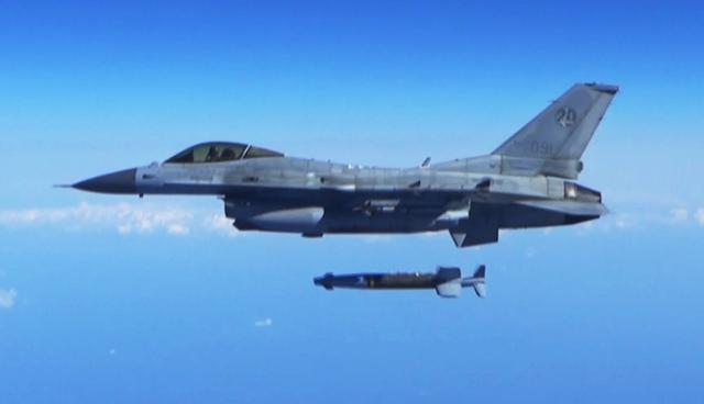 2022년 10월 한미연합공중훈련인 '비질런트 스톰'에 참가한 우리 공군의 KF-16이 SPICE-2000 미사일을 발사하고 있다. 합동참모본부 제공