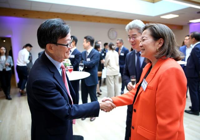 윤진식 무협 회장 "한국 기업, EU 기업과 같은 대우해달라"