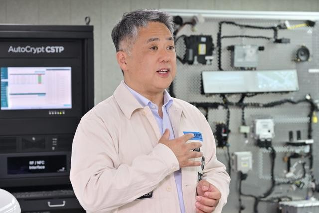 "해킹된 자동차는 도로 위 무법자, 동시 공격 땐 국가 마비 우려"  [박일근의 이코노픽]