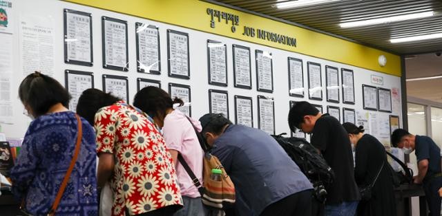 취업자 24만 명 증가, 60대 이상이 37만 명...고령 취업 700만 명 첫 돌파