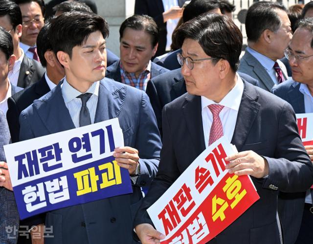 11일 서울 서초동 서울고등법원 앞에서 열린 '이재명 대통령의 공직선거법 위반 사건의 파기환송심을 무기한 연기' 규탄 현장 의원총회를 마친 후 김용태(왼쪽) 비대위원장과 권성동 원내대표가 어색한 표정으로 다른 방향을