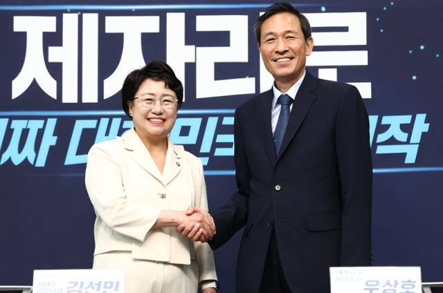 우상호(오른쪽) 대통령실 정무수석이 11일 서울 여의도 국회에서 김선민 조국혁신당 대표 권한대행을 예방하고 있다. 뉴스1