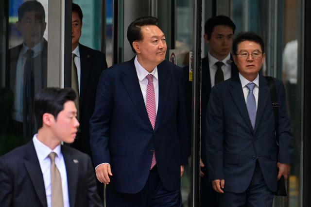 윤석열 전 대통령이 9일 서울 서초구 중앙지방법원에서 열린 내란 우두머리 혐의, 직권남용 권리행사방해 혐의 사건 6차 공판을 마친 후 법원을 나서고 있다. 최원석 기자