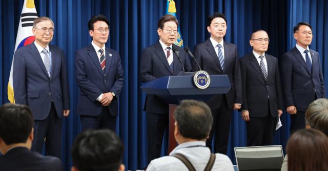 이재명 대통령이 4일 서울 용산구 대통령실 청사 브리핑룸에서 첫 인선발표를 하고 있다. 국무총리 후보자로는 김민석 국회의원, 국정원장 후보자로는 이종석 전 통일부장관이 지명됐다. 대통령 비서실장으로는 강훈식 국회의원