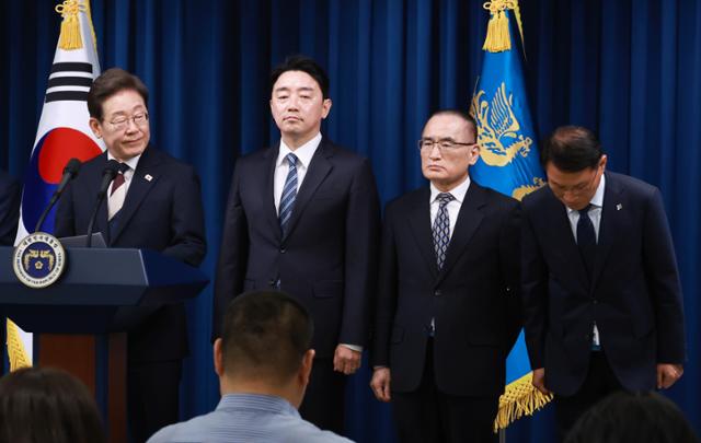 이재명 대통령이 4일 용산 대통령실 청사에서 새 정부 첫 인사 발표를 하고 있다. 오른쪽부터 황인권 경호처장, 위성락 안보실장, 강훈식 비서실장. 뉴시스