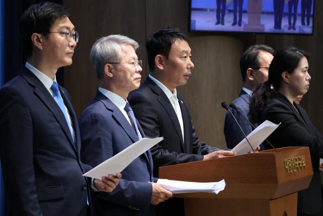 장경태(왼쪽부터)·민형배·김용민 더불어민주당 의원 등이 11일 서울 여의도 국회 소통관에서 검찰청법 폐지법안, 공소청 신설법안 등 검찰개혁을 위해 발의한 법안들에 대해 설명하고 있다. 연합뉴스