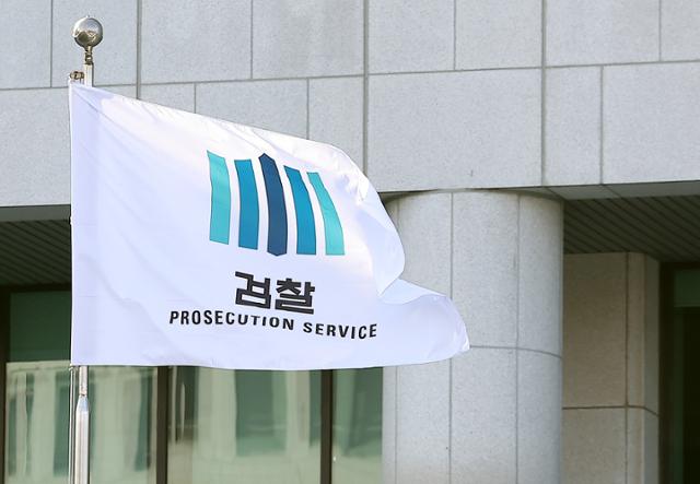 더불어민주당 소속 김용민·장경태·민형배 의원이 11일 검찰청을 폐지하고 기소권과 수사권을 분리하는 검찰개혁 법안 4건을 발의했다. 공소청과 중대범죄수사청, 국가수사위원회를 신설하는 내용이며, 이재명 대통령의 입장과 