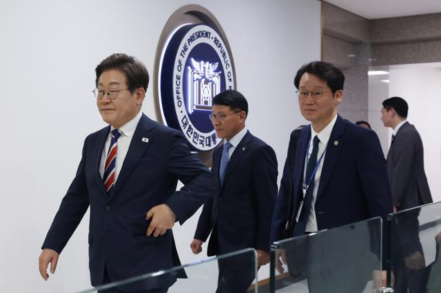 이재명 대통령이 11일 서울 용산 대통령실 기자식당에서 식사를 마치고 출입기자들과 인사를 나눈 뒤 집무실로 향하고 있다. 왕태석 선임기자