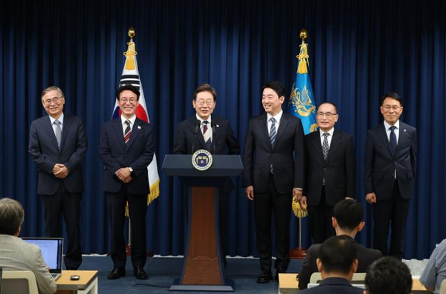 이재명 대통령이 4일 서울 용산 대통령실 청사에서 국무총리 후보자 등 인선에 대해 발표하고 있다. 왼쪽부터 이종석 국가정보원장 후보자, 김민석 국무총리 후보자, 이 대통령, 강훈식 비서실장, 위성락 안보실장, 황인권