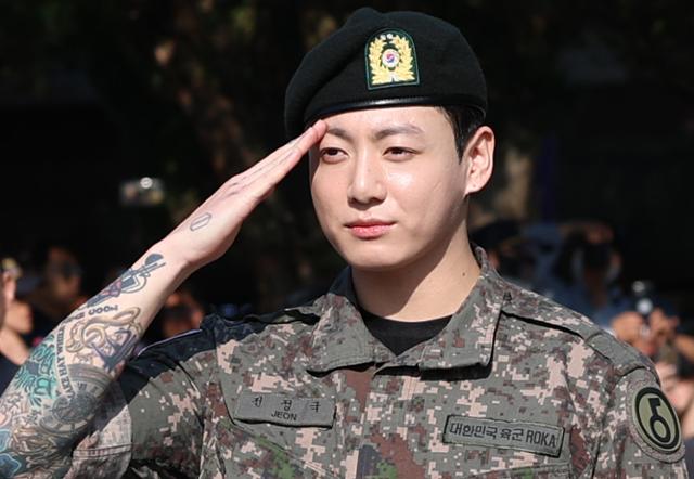 그룹 방탄소년단(BTS) 멤버 정국이 11일 경기도 연천군 연천공설운동장에서 군복무를 마친 뒤 전역 인사를 하고 있다. 뉴스1