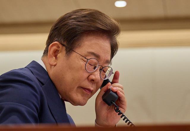 이재명 대통령이 11일 서울 용산구 대통령실 청사 집무실에서 페트르 피알라 체코 총리와 전화 통화를 하고 있다. 뉴스1