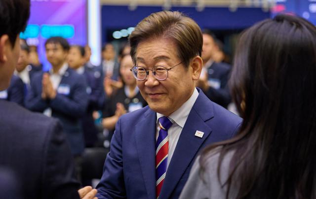 이재명 대통령이 지난 11일 서울 영등포구 한국거래소에서 열린 주식시장 불공정거래 근절을 위한 현장 간담회에서 참석자들과 인사를 나누고 있다. 뉴스1