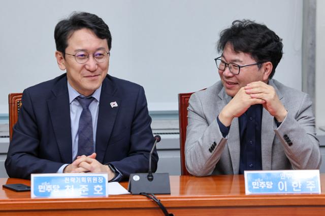 이한주 민주연구원장(오른쪽)이 5일 서울 여의도 국회에서 열린 더불어민주당 최고위원회의에 참석해 천준호 전략기획위원장과 대화하고 있다. 이 원장은 국정기획위원회 위원장에 임명돼 이재명 정부의 국정과제 수립을 총괄할 