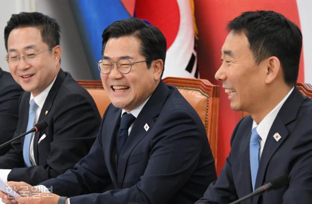 박찬대 더불어민주당 당대표 직무대행 겸 원내대표가 12일 국회에서 열린 원내대표 고별 기자간담회 도중 환하게 웃고 있다. 고영권 기자