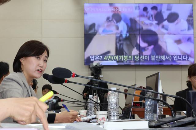 더불어민주당 백승아 의원이 11일 서울 여의도 국회에서 열린 교육위원회 전체회의에서 뉴라이트 성향 단체 '리박스쿨'의 교육 내용과 관련해 오석환 교육부 차관에게 질의하고 있다. 연합뉴스