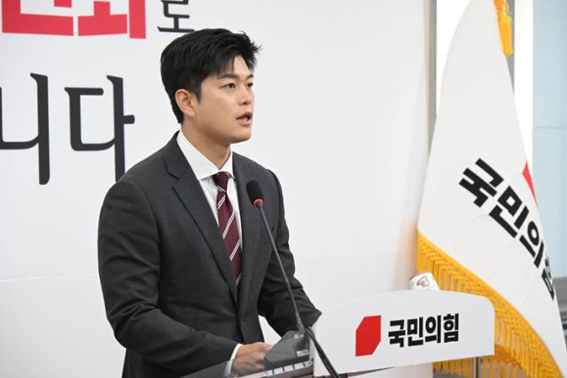 김용태 국민의힘 비상대책위원장이 12일 국회의사당에서 더불어민주당의 '검찰 해체 4법' 발의와 관련해 입장을 밝히고 있다. 고영권 기자