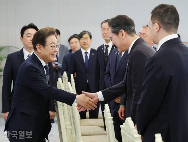 이재명 대통령이 13일 대통령실에서 열린 6경제단체·기업인 간담회에서 이재용 삼성전자 회장과 악수하고 있다. 대통령실통신사진기자단