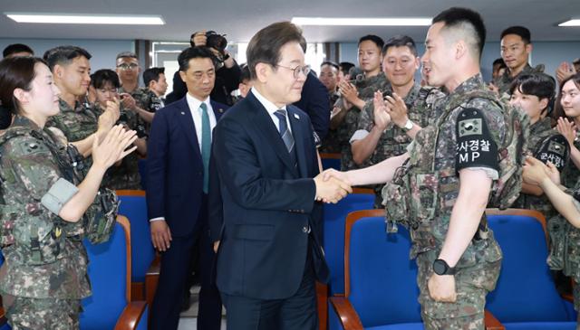 이재명 대통령이 13일 경기도 연천군 25사단 비룡전망대를 방문해 군장병들을 격려하고 있다. 뉴시스