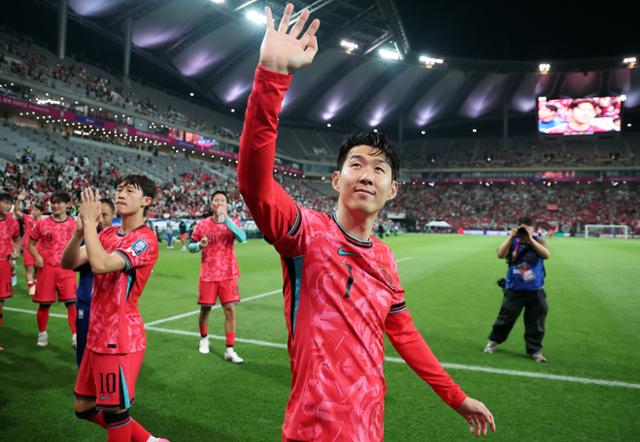 한국 축구 국가대표팀의 주장인 손흥민(오른쪽 두 번째)을 비롯한 선수들이 10일 서울 마포구 서울월드컵경기장에서 열린 쿠웨이트와의 2026 북중미 월드컵 아시아 3차 예선 10차전을 승리로 끝낸 뒤 팬들에게 인사하고