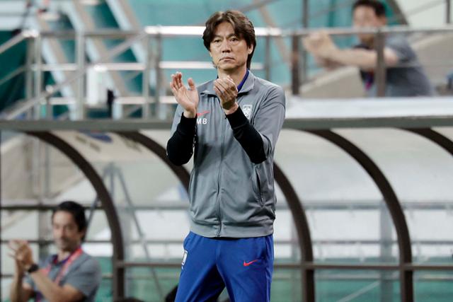 한국 축구대표팀 홍명보 감독이 10일 서울월드컵경기장에서 열린 쿠웨이트와의 2026 북중미 월드컵 아시아 예선전 도중 선수들을 격려하고 있다. 뉴시스