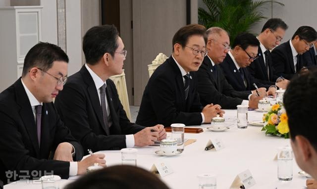 李 대통령 "통상 위기 극복에 총력... 생명·안전 지키는 <b>규제</b>는 강화"