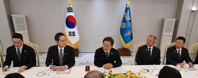 이재명 대통령이 13일 용산 대통령실에서 열린 국내 5대 그룹 회장 및 6개 경제 단체장 간담회에서 발언하고 있다. (왼쪽부터) 구광모 LG그룹 회장, 이재용 삼성전자 회장, 이 대통령, 정의선 현대차그룹 회장, 신