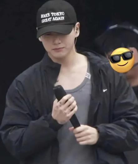 정국이 13일 제이홉의 콘서트를 앞두고 리허설 중 쓴 것으로 알려진 모자. 일본 극우 진영이 즐겨 쓰는 문구인 ''도쿄를 다시 위대하게(Make Tokyo Great Again)'이 쓰여 있다. 온라인 커뮤니티 캡처