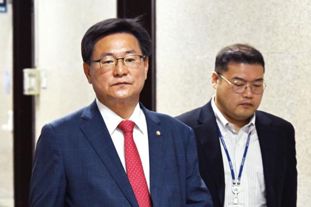 이헌승(왼쪽) 국민의힘 의원이 지난해 4월 18일 국회에서 열린 제14차 상임전국위원회에 참석하고 있다. 고영권 기자