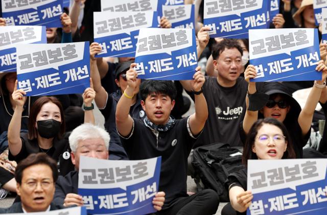 전국교직원노동조합·한국교원단체총연합회·교사노동조합연맹 등 교원단체 소속 교사들이 14일 오후 서울 종로구 정부서울청사 인근에서 학생 가족 민원에 시달리다 숨진 제주 중학교 교사 추모 및 교권 보호 대책 요구 집회를 