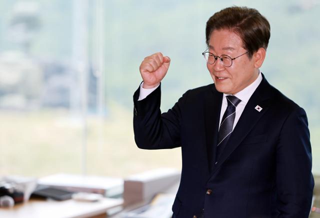 이재명 대통령이 13일 경기도 연천군 25사단 비룡전망대를 방문해 격려사를 하고 있다. 뉴시스
