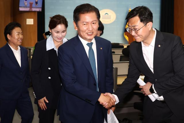 정청래 더불어민주당 의원이 15일 오후 서울 여의도 국회 소통관에서 당대표 출마 선언 기자회견을 마치고 나서며 장경태 의원 등과 인사하고 있다.뉴스1