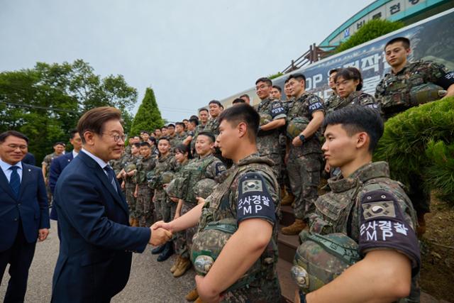 이재명 대통령이 13일 경기도 연천군 육군 25사단 비룡전망대를 방문해 장병들을 격려하고 있다. 이 대통령 사회관계망서비스(SNS) 캡처