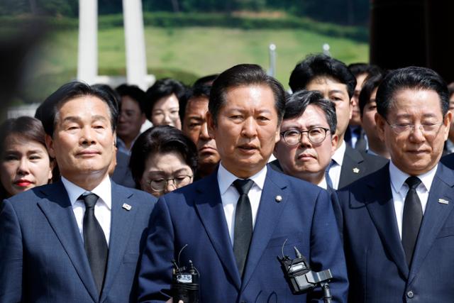 정청래(맨 앞줄 가운데) 더불어민주당 의원이 15일 이재명 대통령 당선 국민감사투어로 광주시 북구 국립5·18민주묘역을 찾아 강기정 광주시장, 김영록 전남지사, 이개호 국회의원 등과 함께 참배한 후 발언하고 있다. 