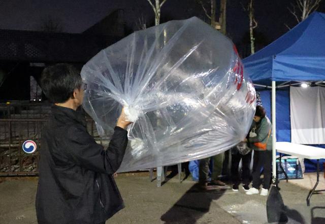 납북자가족모임이 경기 파주시 문산읍 임진각 평화랜드 펜스 뒤편에서 대북전단 살포를 준비하고 있다. 납북자가족모임 제공