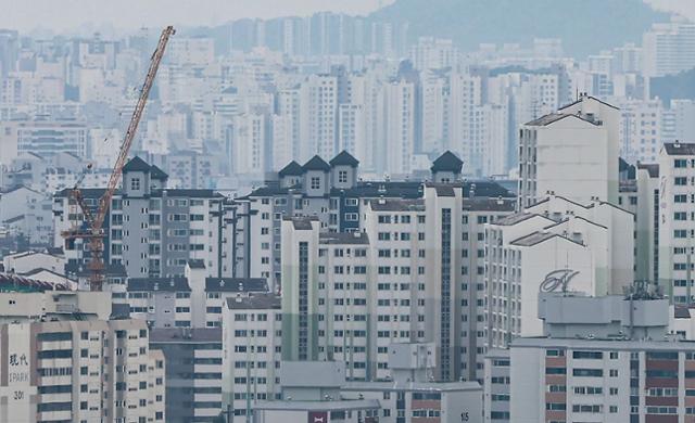 이달 13일 서울 시내에서 바라본 아파트 단지. 뉴스1