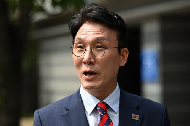 김민석 국무총리 후보자가 13일 서울 종로구 금융감독연수원에서 식품·외식업계 관계자들과 밥상물가 경청 간담회를 갖기 전 취재진 질의에 답하고 있다. 박시몬 기자