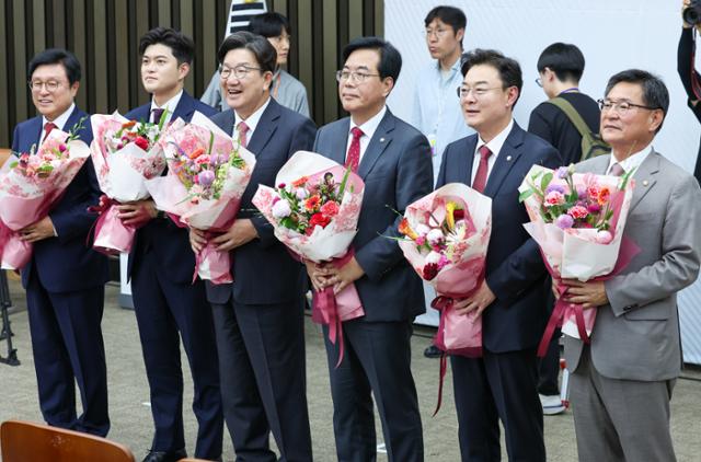 국민의힘 신임 원내대표로 선출된 송언석 의원이 16일 국회에서 열린 의원총회에서 꽃다발을 들고 있다. 왼쪽부터 박형수 선관위원장, 김용태 비대위원장, 권성동 전 원내대표, 송 신임 원내대표, 김성원 후보, 이헌승 후