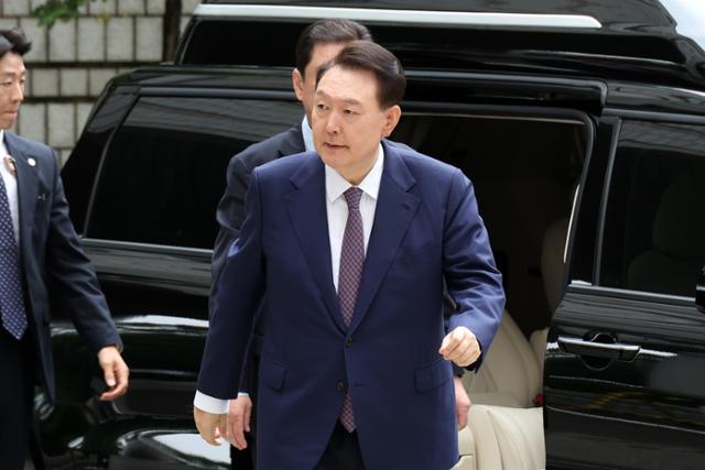 윤석열 전 대통령이 16일 서울 서초구 서울중앙지방법원에서 열린 내란 우두머리 혐의·직권남용 권리행사 방해 혐의 사건 7차 공판에 출석하고 있다. 윤 전 대통령의 법원 출석은 이재명 대통령의 '3대 특검' 임명 후 